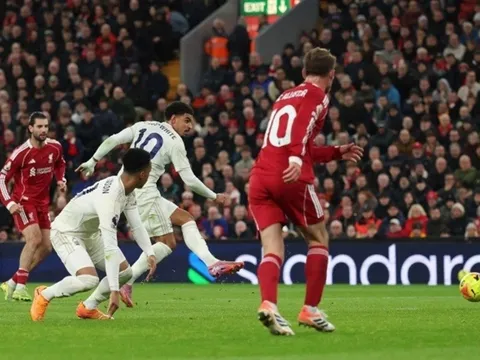 Liverpool và Man City gục ngã trước đối thủ, Chelsea chiếm ngôi nhì bảng