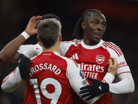 Eberechi Eze lập hat-trick, Arsenal đè bẹp Tottenham