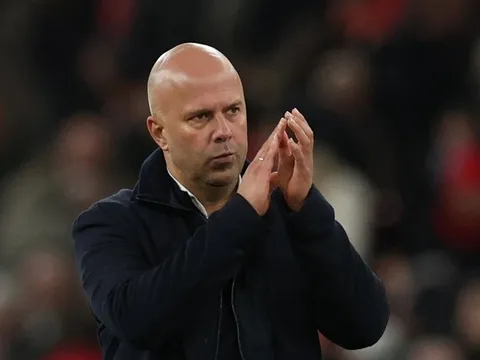 Tương lai của huấn luyện viên Arne Slot bị đặt dấu hỏi, Man United hỏi mua Guehi