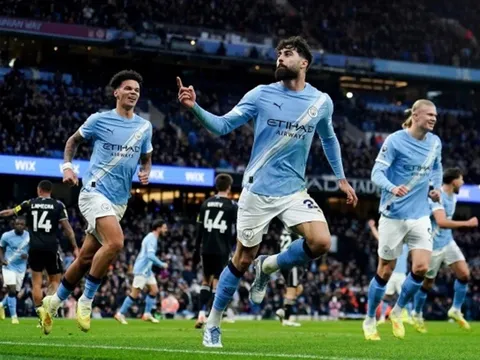 Man City thắng kịch tính ở phút bù giờ, huấn luyện viên Guardiola và Haaland tranh cãi