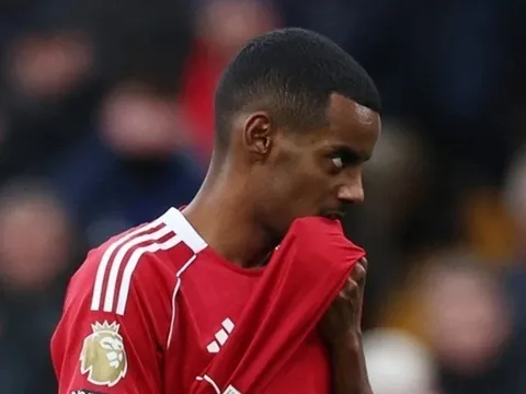 Alexander Isak phẫu thuật thành công, huấn luyện viên Pep Guardiola cảnh báo học trò