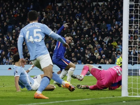Man City đánh rơi chiến thắng trước Chelsea ở phút bù giờ