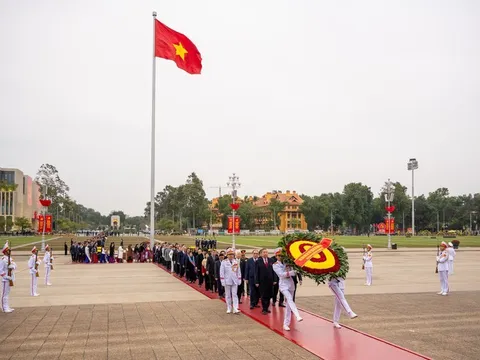 Lãnh đạo Đảng, Nhà nước vào Lăng viếng Chủ tịch Hồ Chí Minh nhân 80 năm Ngày Tổng tuyển cử đầu tiên