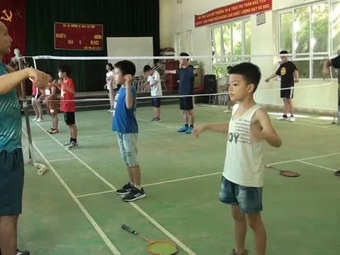 Bạn Minh Huyền - ở Quảng Ngãi hỏi: Lứa tuổi nào nên bắt đầu tập môn Cầu lông và lợi ích của môn thể thao này đối với sức khoẻ?