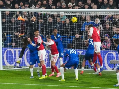 Arsenal thắng kịch tính Chelsea ở lượt đi bán kết Cúp Liên đoàn Anh