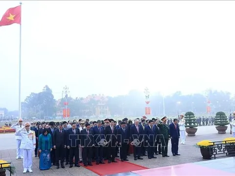 Các đại biểu dự Đại hội XIV của Đảng Cộng sản Việt Nam viếng Chủ tịch Hồ Chí Minh