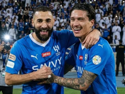 Karim Benzema làm rung chuyển Saudi Arabia