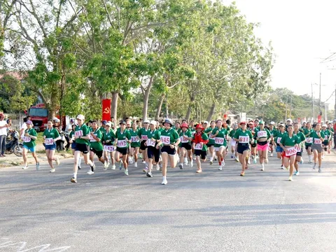 Sôi nổi giải chạy vượt rừng, chinh phục đỉnh núi Tà Cú