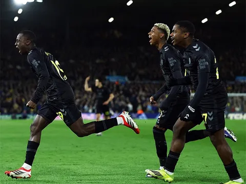 "Mèo đen" Sunderland gặp vận đỏ