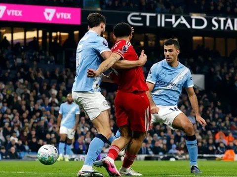 Arsenal sáng cửa vô địch sau cú xảy chân của Man City