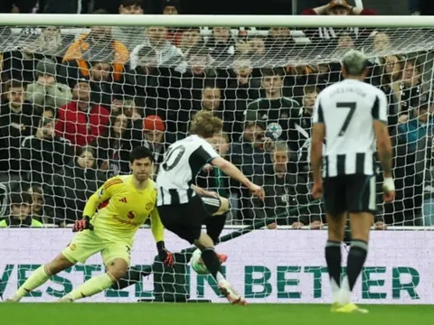 Man United thua trên sân của Newcastle dù thi đấu hơn người