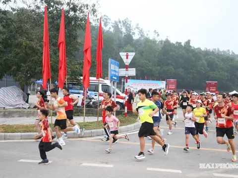 Gần 1.000 runner tranh tài Giải chạy bán marathon “Côn Sơn, Kiếp Bạc - Hành trình di sản thế giới"