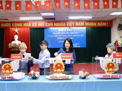 Thứ trưởng Thường trực Lâm Thị Phương Thanh bỏ phiếu bầu cử tại Khu vực số 16, phường Yên Hòa, Hà Nội