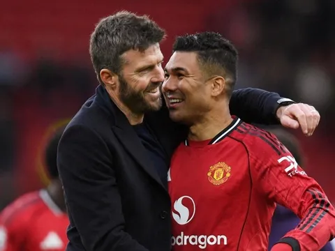 Man United "nhận quà" từ Chelsea và Liverpool