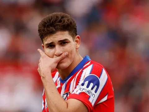 Barcelona ra giá hỏi mua Alvarez, Real Madrid bị Schlotterbeck từ chối