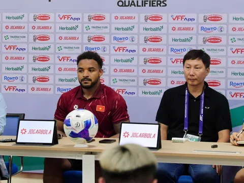 Huấn luyện viên Kim Sang-sik ca ngợi bộ đôi Xuân Son - Hoàng Hên