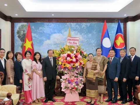 Thứ trưởng Bộ Văn hóa, Thể thao và Du lịch Tạ Quang Đông chúc Tết cổ truyền Bunpimay Lào năm Phật lịch 2569