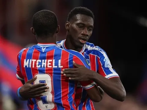 Crystal Palace đặt một chân vào bán kết Conference League