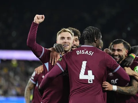 West Ham đẩy Tottenham xuống nhóm "cầm đèn đỏ" Premier League