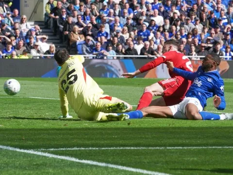 Liverpool thắng nghẹt thở trong chuyến làm khách Everton