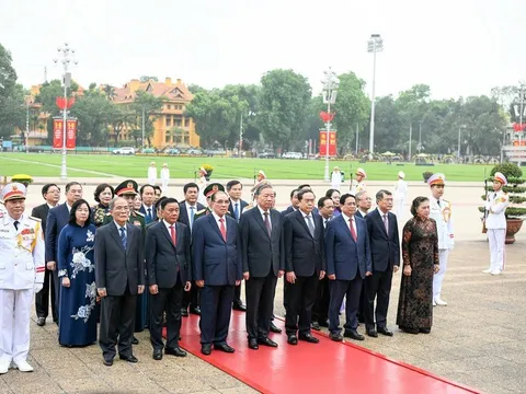 Lãnh đạo Đảng, Nhà nước vào Lăng viếng Chủ tịch Hồ Chí Minh nhân kỷ niệm 51 năm Ngày giải phóng miền Nam, thống nhất đất nước