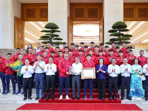 Thủ tướng Lê Minh Hưng gặp mặt, chúc mừng đội tuyển bóng đá nam U17 Việt Nam