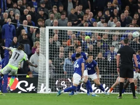 Man City dâng cơ hội vô địch cho Arsenal