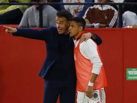 Alexis Sanchez tỏa sáng, Sevilla trở về từ 'cõi chết'