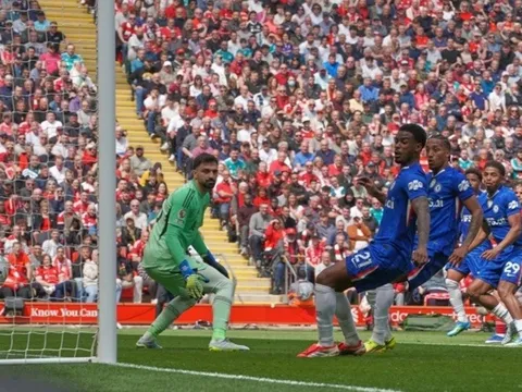 Chelsea chấm dứt chuỗi 6 trận thua, Liverpool chưa đảm bảo suất dự Champions League