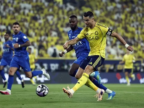 Ronaldo thất thần khi bị đồng đội cản đường vô địch Saudi Pro League