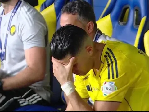 Ronaldo thất thần khi bị đồng đội cản đường vô địch Saudi Pro League