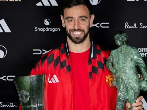 Bruno Fernandes đi vào lịch sử Man United, Mainoo phá vỡ im lặng