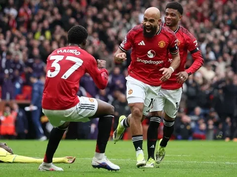 Man United thắng Nottingham Forest trong ngày trọng tài gây tranh cãi
