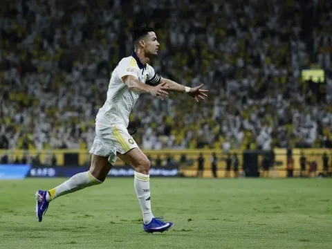 Cristiano Ronaldo nhận thưởng lớn, trượt giải Cầu thủ hay nhất mùa