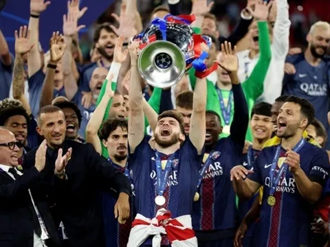 Khvicha Kvaratskhelia được vinh danh là Cầu thủ hay nhất Champions League