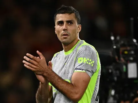 Man City gặp khó với Rodri, AS Roma hỏi mua Greenwood