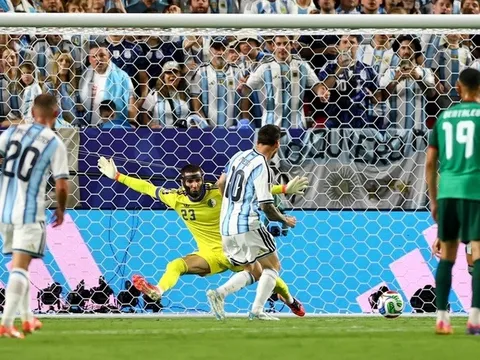 Messi lập hat-trick, nhận "cơn mưa" lời khen từ khắp thế giới bóng đá