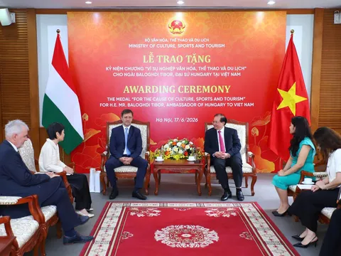 Trao Kỷ niệm chương “Vì sự nghiệp Văn hóa, Thể thao và Du lịch” cho Đại sứ Hungary tại Việt Nam