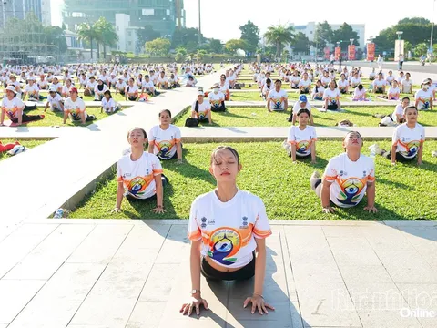 Khánh Hòa gần 1.100 người tham gia Ngày Quốc tế Yoga lần thứ 12 