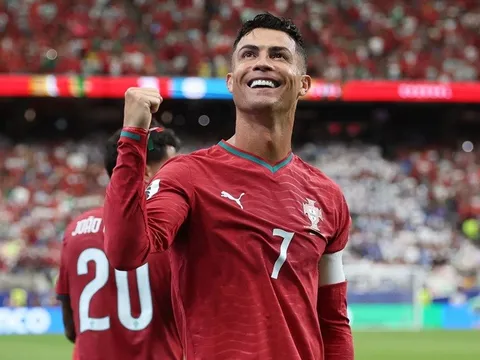 Cristiano Ronaldo phá 2 kỷ lục World Cup của Messi