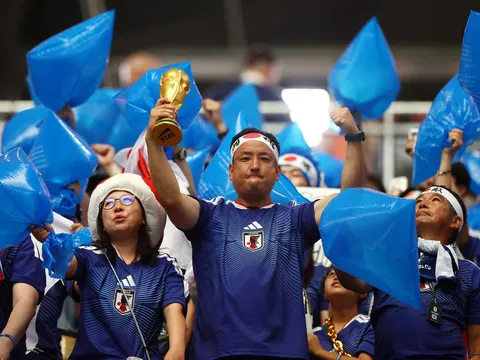 Vừa để cổ vũ, vừa để đựng rác - món đồ đa năng thông minh của các “Nippon Ultra”