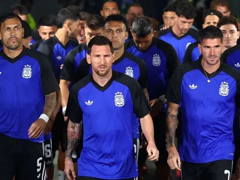 Messi bật cười khi Romero bị tịch thu đồ tại sân bay ở Mỹ