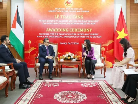 Trao tặng Kỷ niệm chương “Vì sự nghiệp Văn hóa, Thể thao và Du lịch” cho Đại sứ Palestine tại Việt Nam