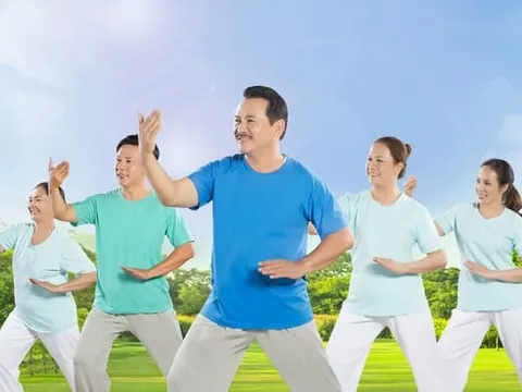 Bác Vũ Ninh - ở Gia Lai hỏi: Xin cho biết, người cao tuổi nên tập luyện thế nào và thời điểm nào tốt cho sức khỏe?