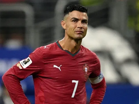 Huấn luyện viên Deschamps trước cột mốc lịch sử, FIFA chịu tác động vì Ronaldo