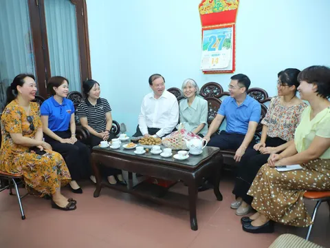 Lãnh đạo Bộ Văn hóa, Thể thao và Du lịch thăm, tặng quà gia đình liệt sĩ nhân kỷ niệm 79 năm Ngày Thương binh - Liệt sĩ