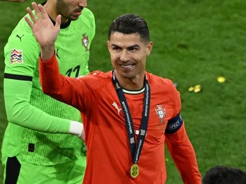 Ronaldo sắp chia tay tuyển Bồ Đào Nha, Man United đón tin vui từ Sesko