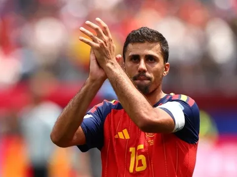 Man United mắc kẹt với dàn sao 66 triệu bảng, Man City nhận tín hiệu tích cực từ Rodri