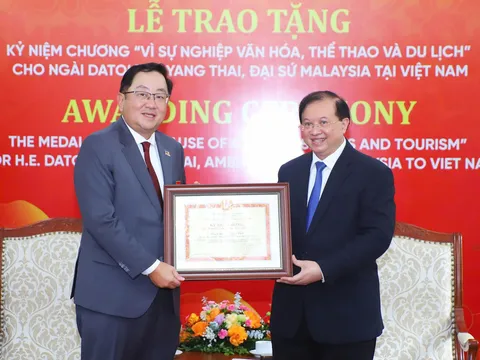 Trao Kỷ niệm chương "Vì sự nghiệp Văn hóa, Thể thao và Du lịch" cho Đại sứ Malaysia tại Việt Nam