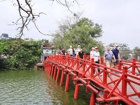 Tháng 7/2026: Khách quốc tế đến Việt Nam tăng 13,8%